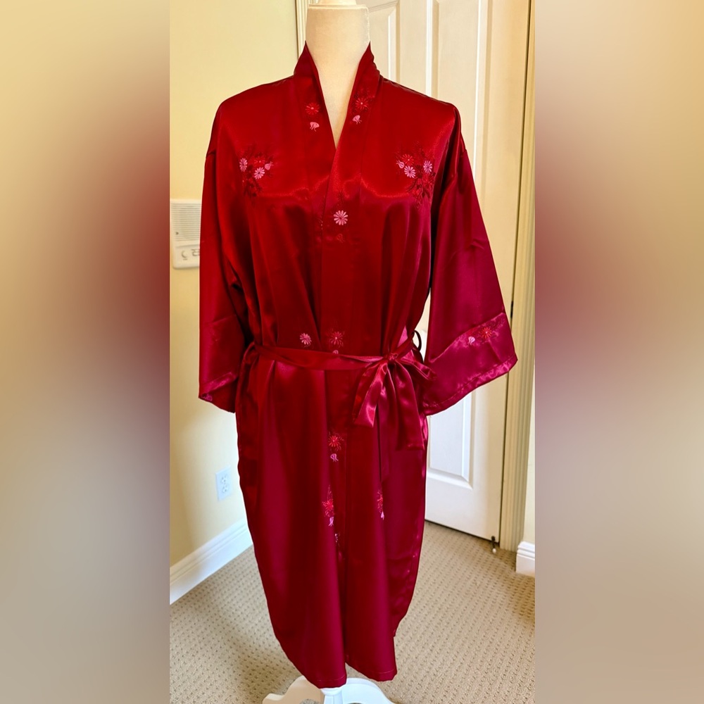 NWOT Elegant Red Silk Floral Women's Robe in Size S/M, purchased in China